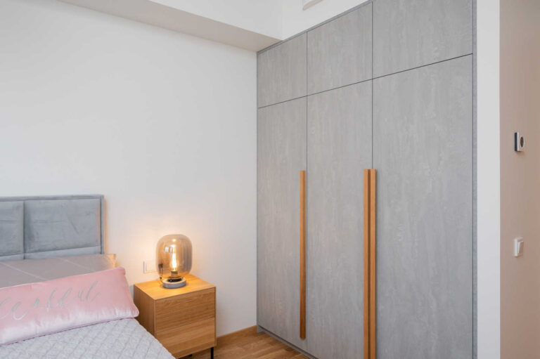 Grandber garderoob helehall